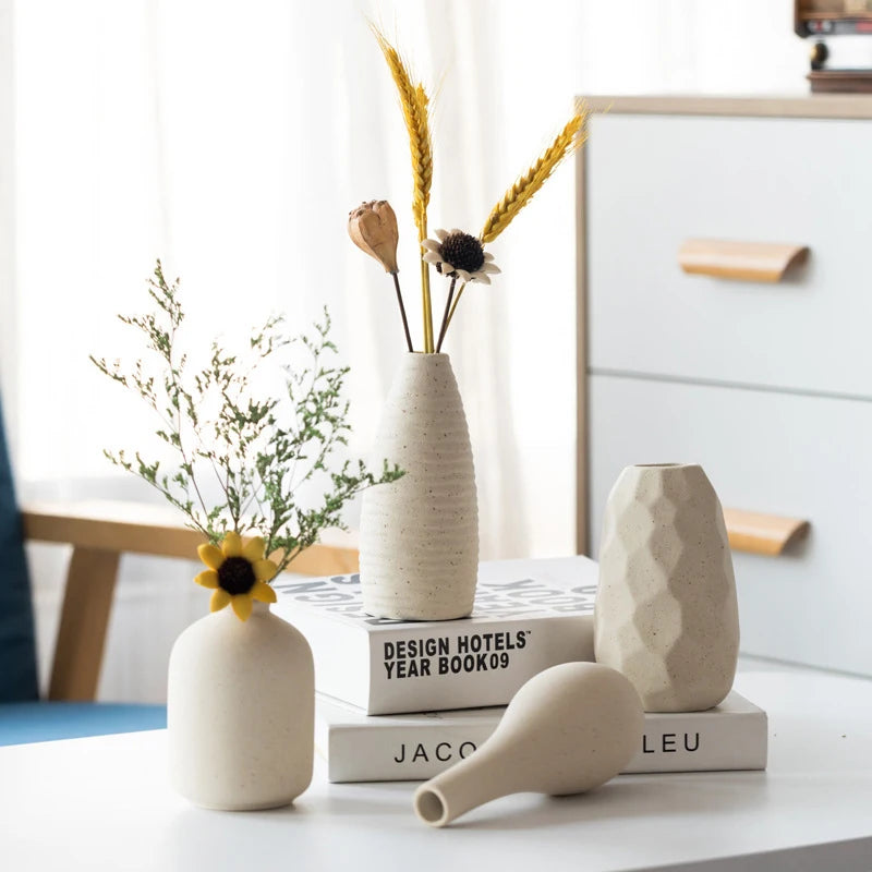 Decoratieve Keramische Vaas – Voor Bloemen en Interieurstyling